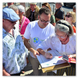 Alle Anwesenden - voran die Familie des Initiators Jürgen Ullrich - trugen sich in Tauchas Chronik ein.