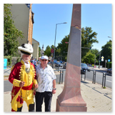 Graf Georg Carl von Haugwitz und Hans-Jörg Moldenhauer kurz vor der Enthüllung.