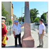 Ambassador Graf von Haugwitz, Schlossvereinsvorsitzender Hans-Jörg Moldenhauer und Tauchas Bürgermeister Tobias Meier kurz vor der Wiedereinweihung.