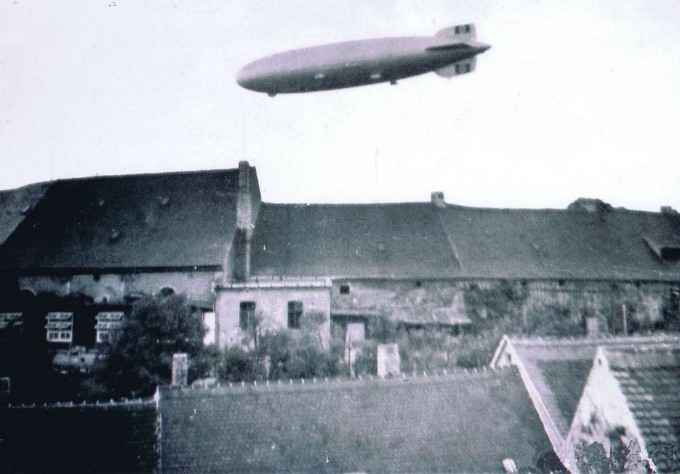 Luftschiff LZ 130 über dem Rittergutsschloss Taucha